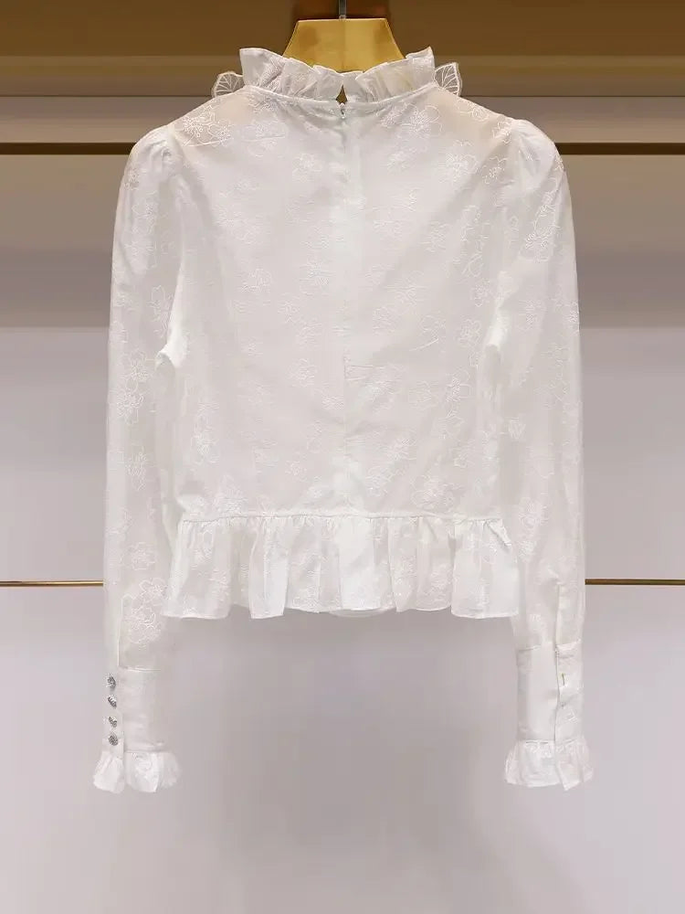 Camisa Branca com Gola Alta e Aplicações de Pérolas – Sofisticação e Charme