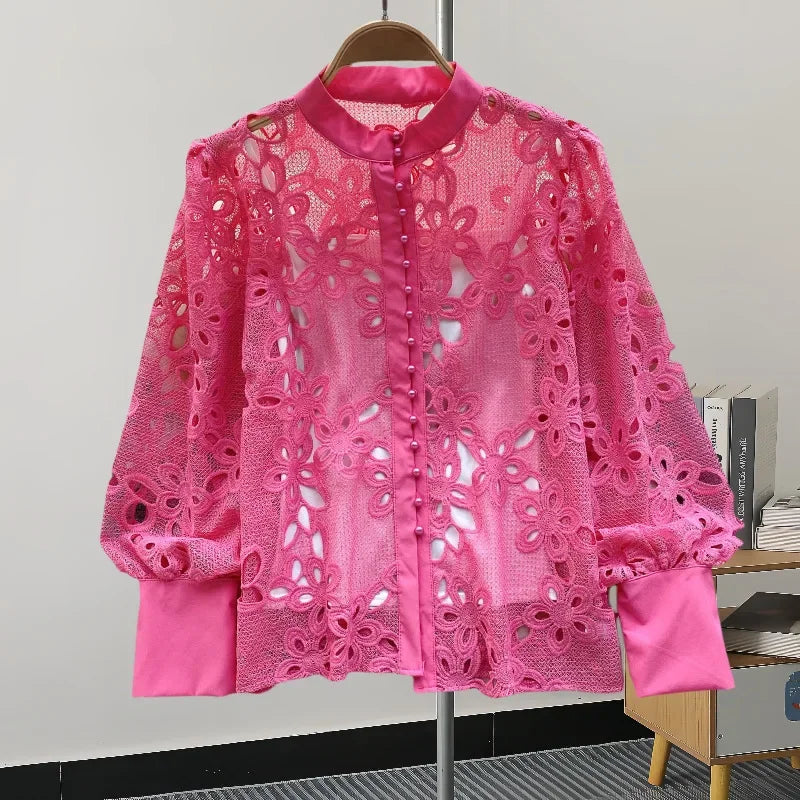 Blusa com Renda e Botões – Elegância Delicada e Atemporal