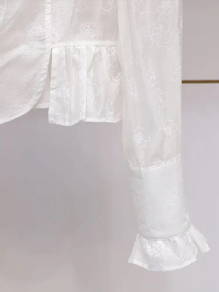 Camisa Branca com Gola Alta e Aplicações de Pérolas – Sofisticação e Charme