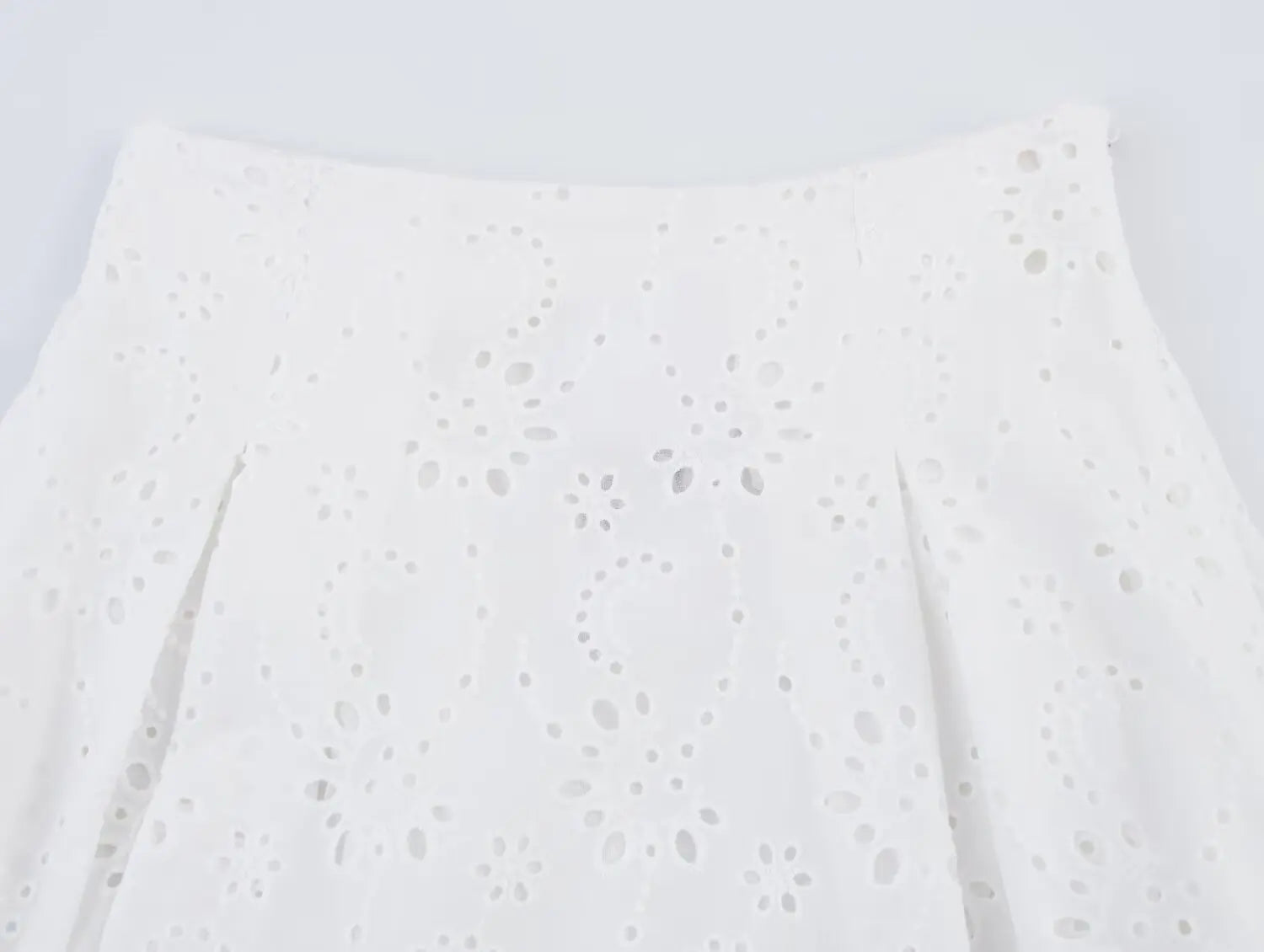 Conjunto – Top Bordado Cropped com Alças Finas + Saia Plissada de Cintura Alta, Modelo A-Line