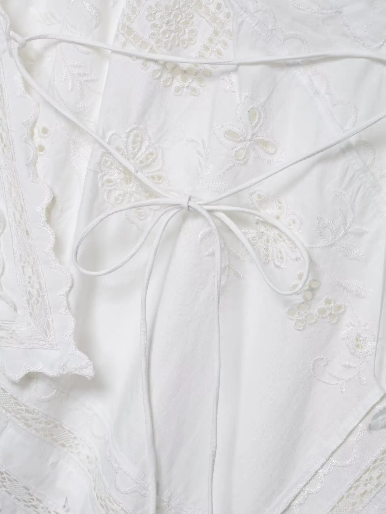 Top Elegante de Amarração com Bordado e Recorte Halter