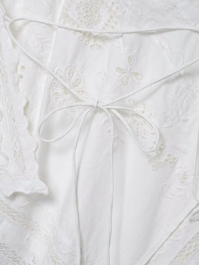 Top Elegante de Amarração com Bordado e Recorte Halter