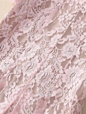 Vestido com Bordado Delicado – Decote Redondo, Manga Curta, Cintura Alta, Detalhes Vazados e Aplicações de Strass