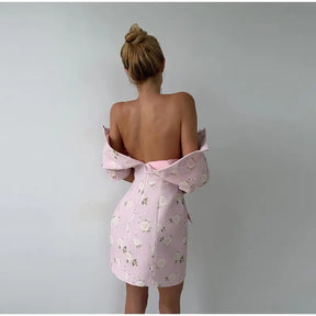Vestido Curto Floral com Gola Alta, Acabamento Ondulado e Modelagem Ajustada