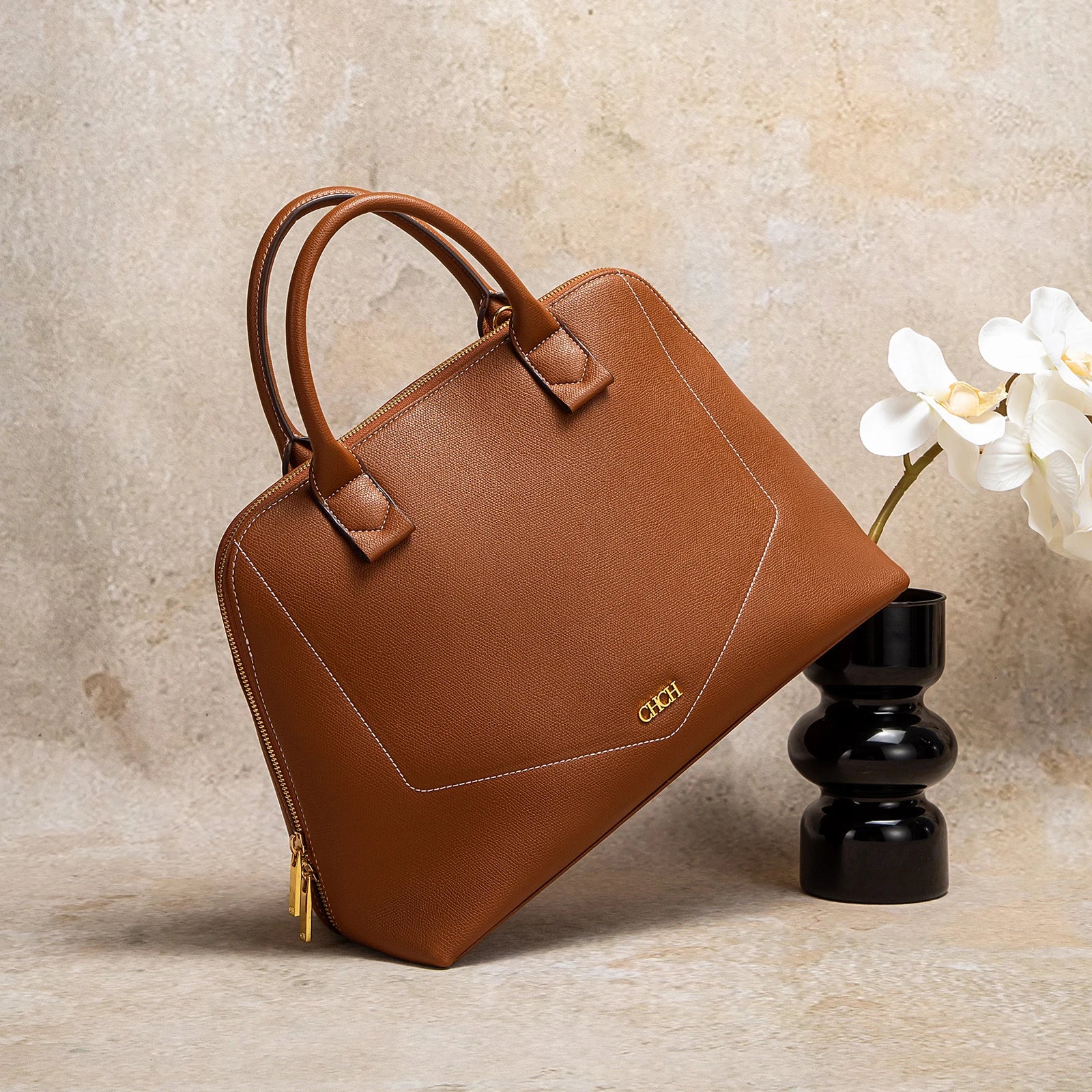 Bolsa CHCH Estruturada de Ombro com Amplo Espaço Interno e Acabamento Sofisticado