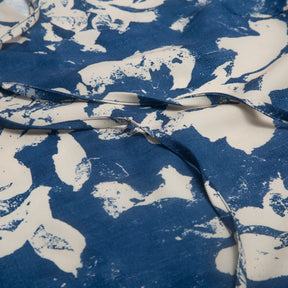 Vestido CHCH em Linha A com Estampa Atemporal e Decote em V Elegante