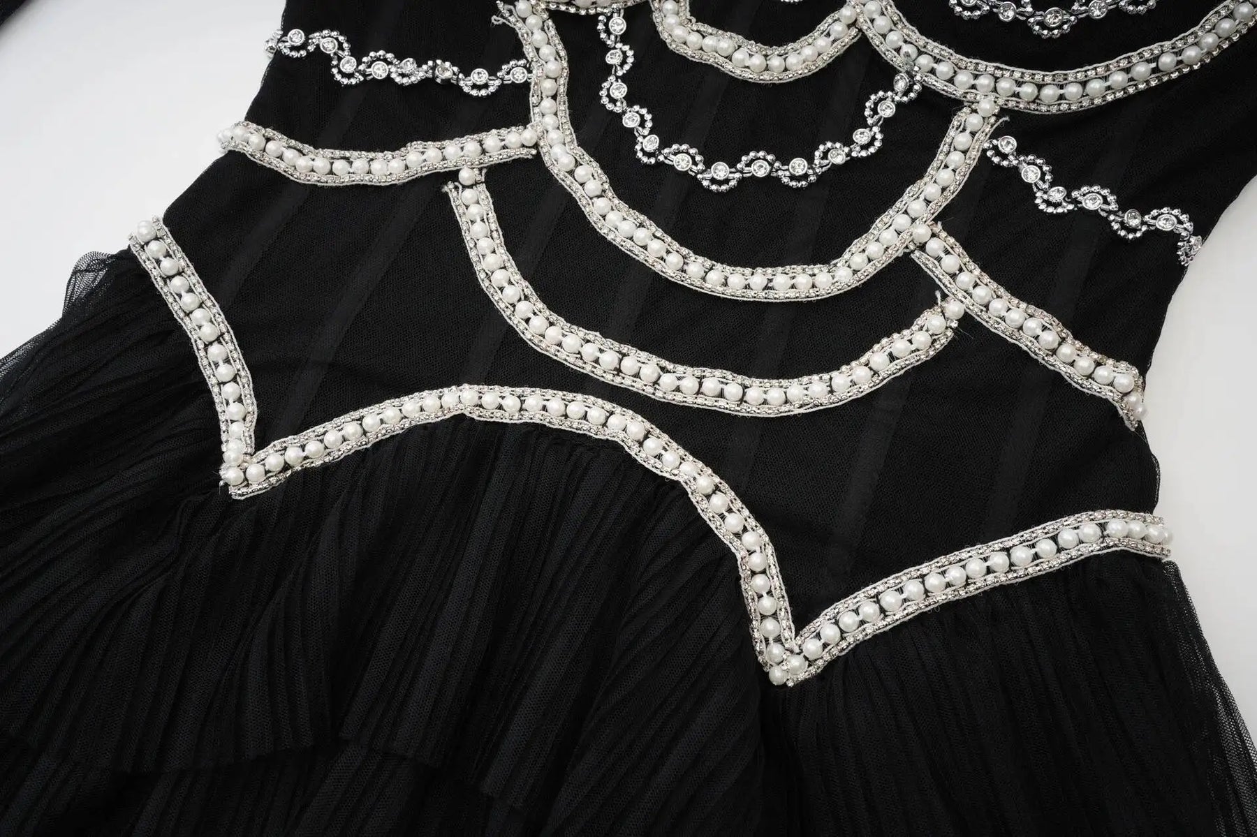 Vestido Longo - Luxo, com Bordado Feito à Mão e Saia em Camadas de Tule