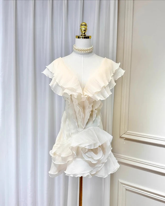 Vestido Curto com Babados – Ombro a Ombro e Modelagem Slim