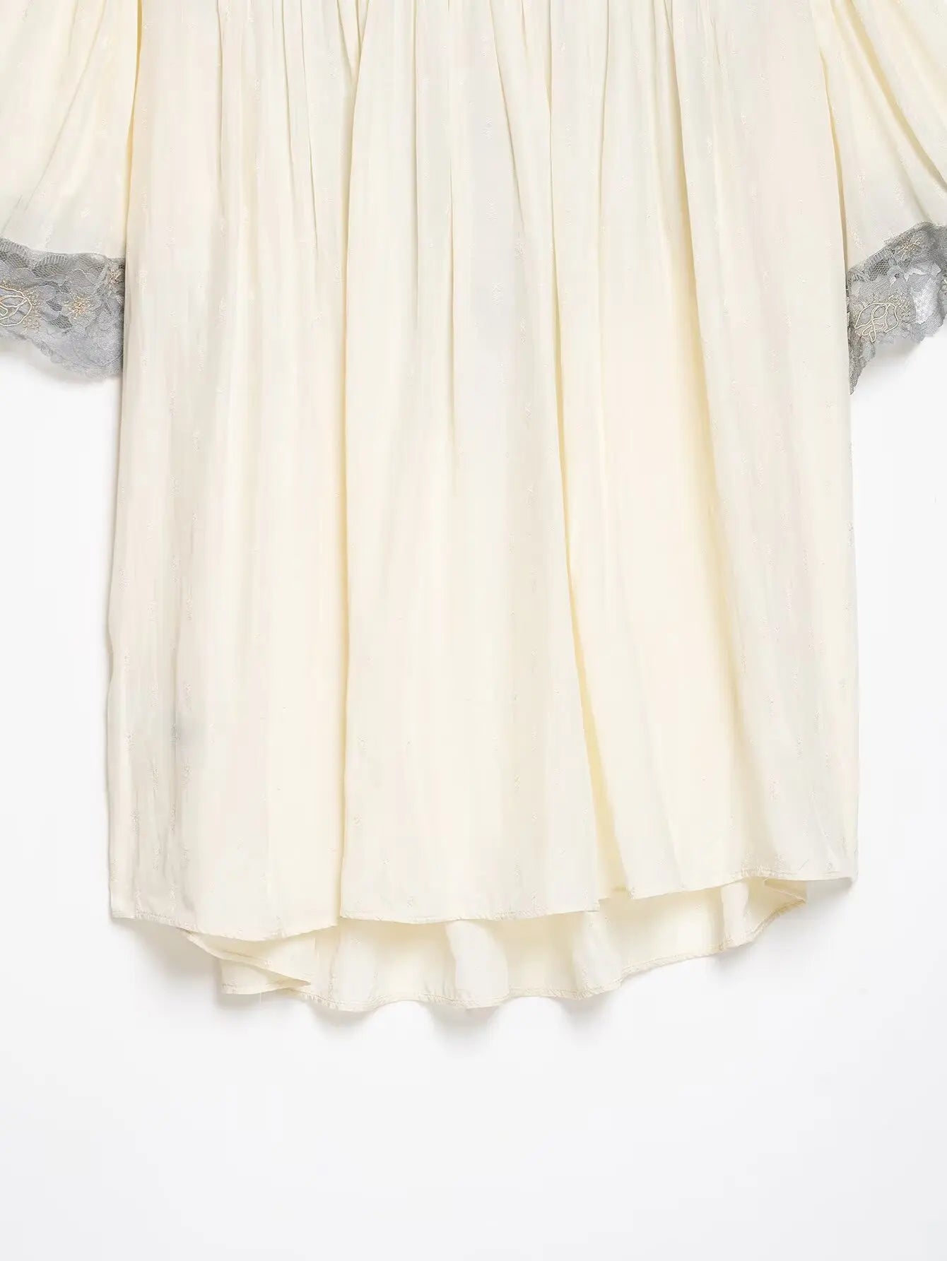 Blusa Fluida com Detalhes em Renda Floral e Decote em V