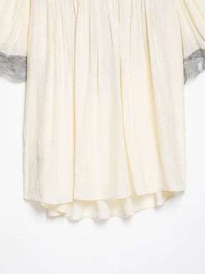 Blusa Fluida com Detalhes em Renda Floral e Decote em V