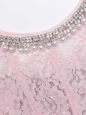 Vestido com Bordado Delicado – Decote Redondo, Manga Curta, Cintura Alta, Detalhes Vazados e Aplicações de Strass