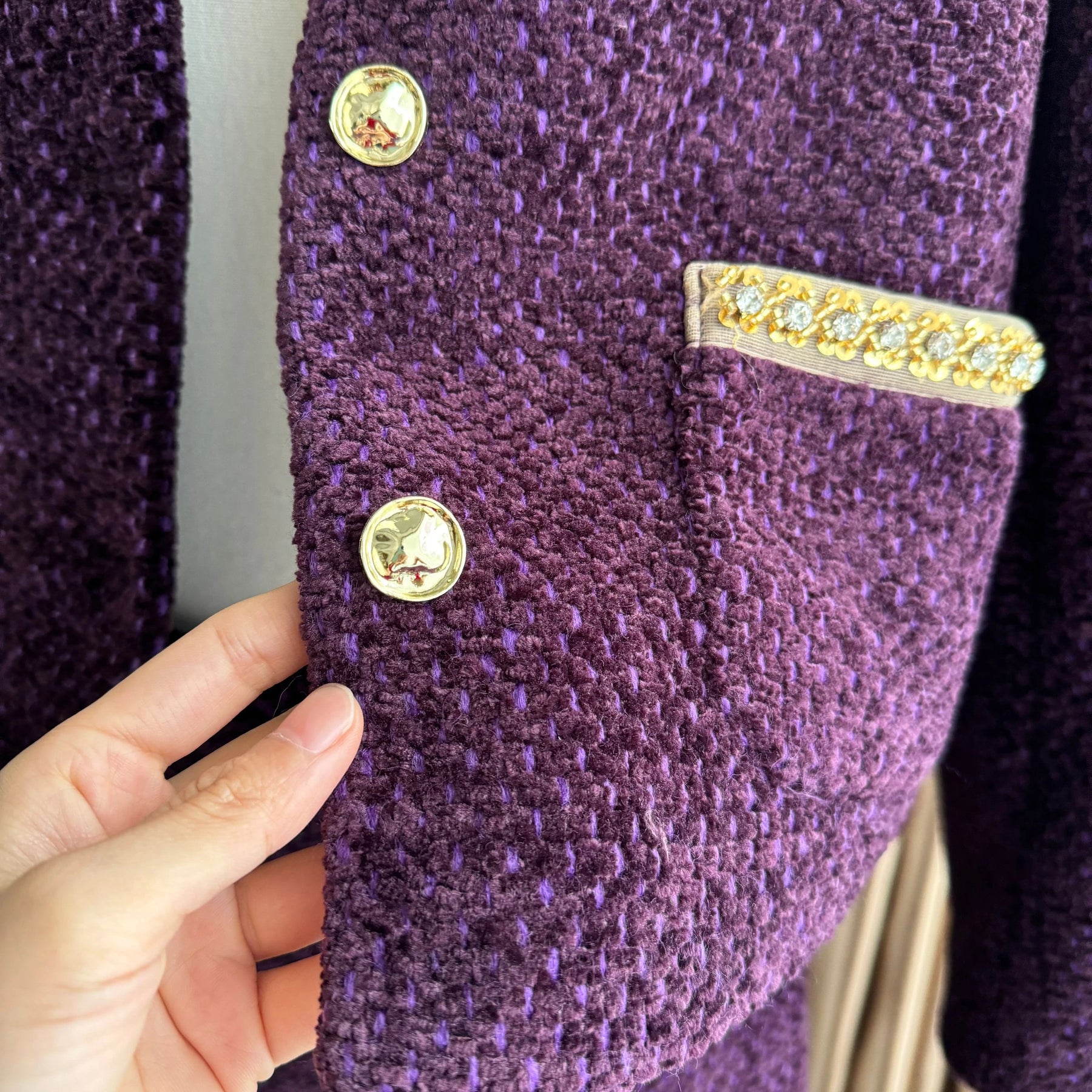 Conjunto em Tweed – Blazer com Aplicações de Strass e Saia Mini Elegante