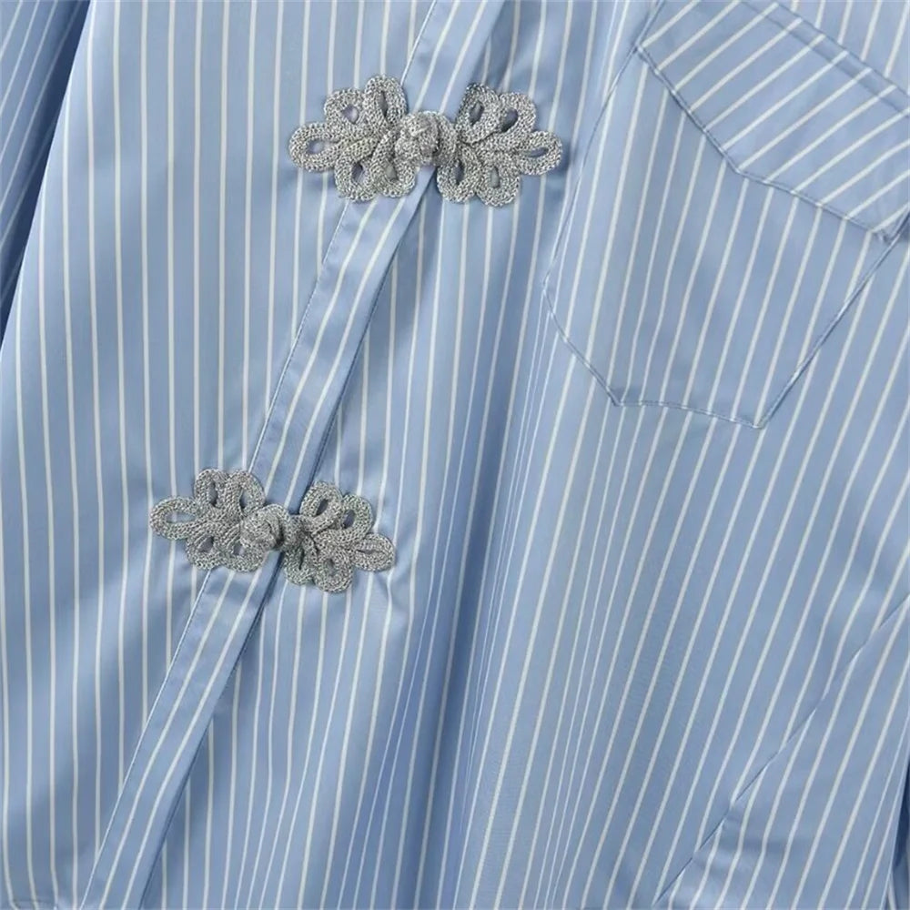 Camisa Listrada  Detalhe Bordado – Design Retrô e Elegância Atemporal