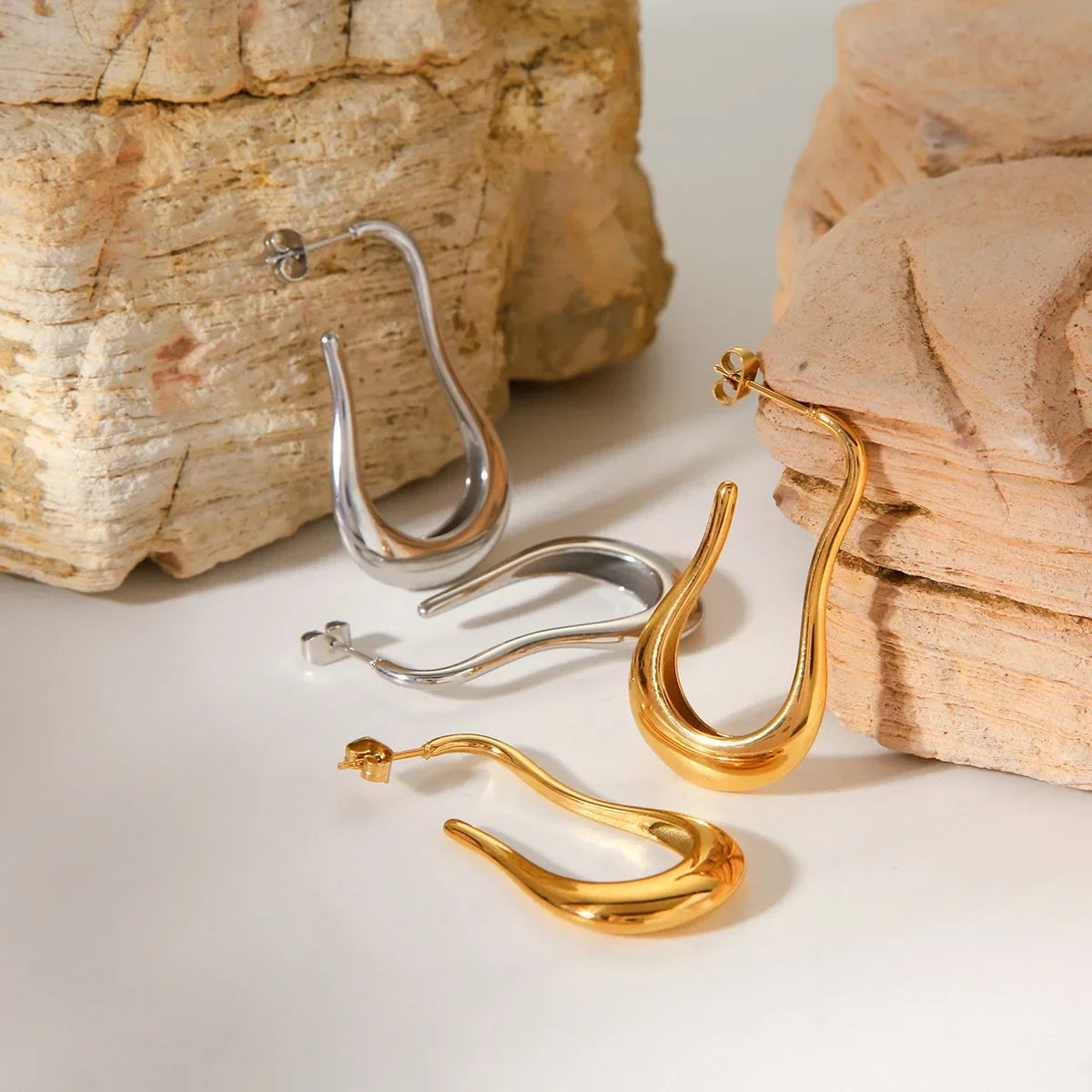 Brincos Argola Minimalista Dourada - Sofisticação Atemporal