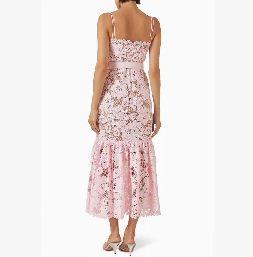 Vestido Longo Sereia em Renda com Recortes Vazados e Alças Delicadas