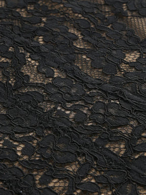 Vestido Longo Escultural com Decote Quadrado e Renda Nobre