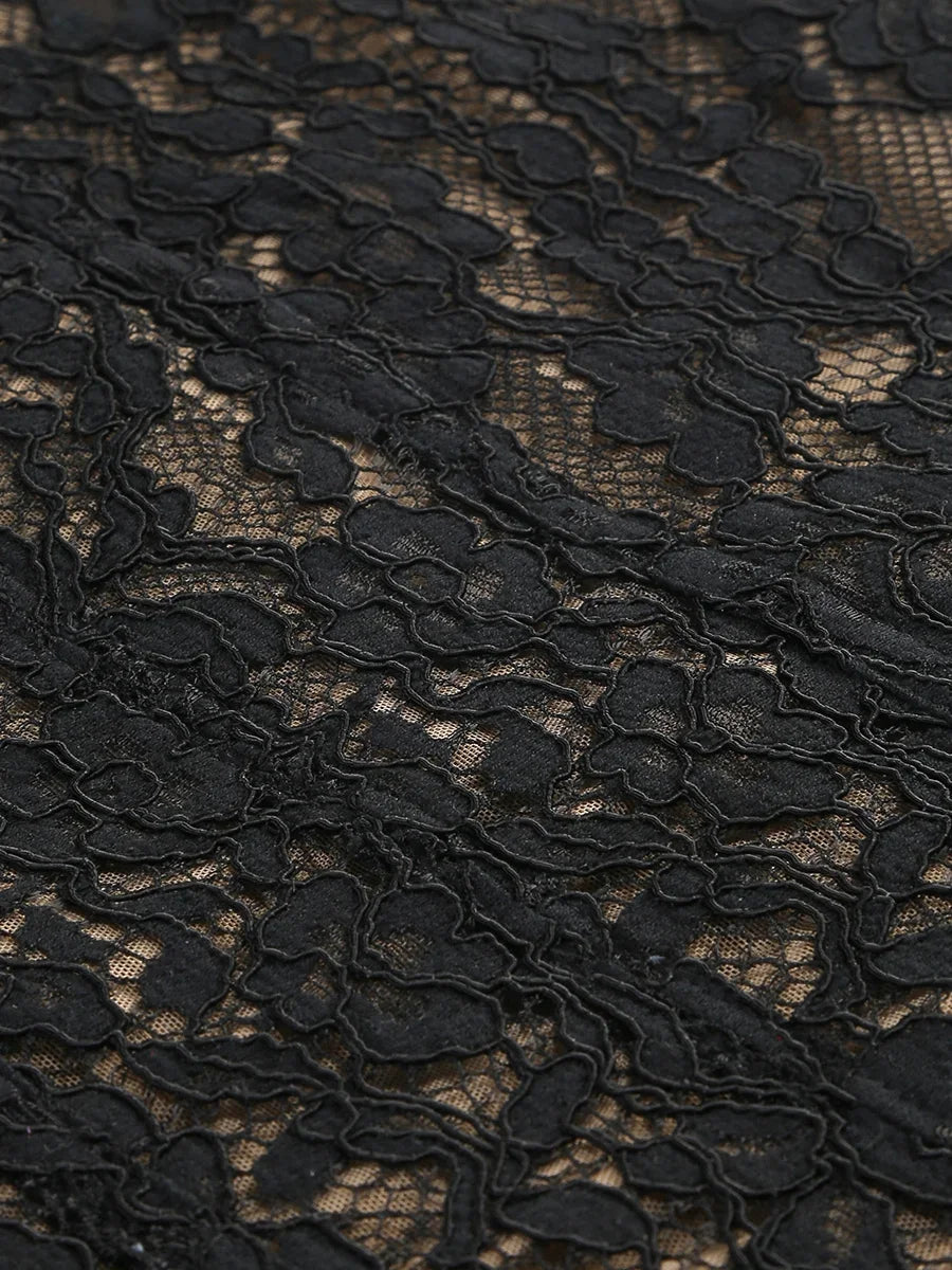 Vestido Longo Escultural com Decote Quadrado e Renda Nobre