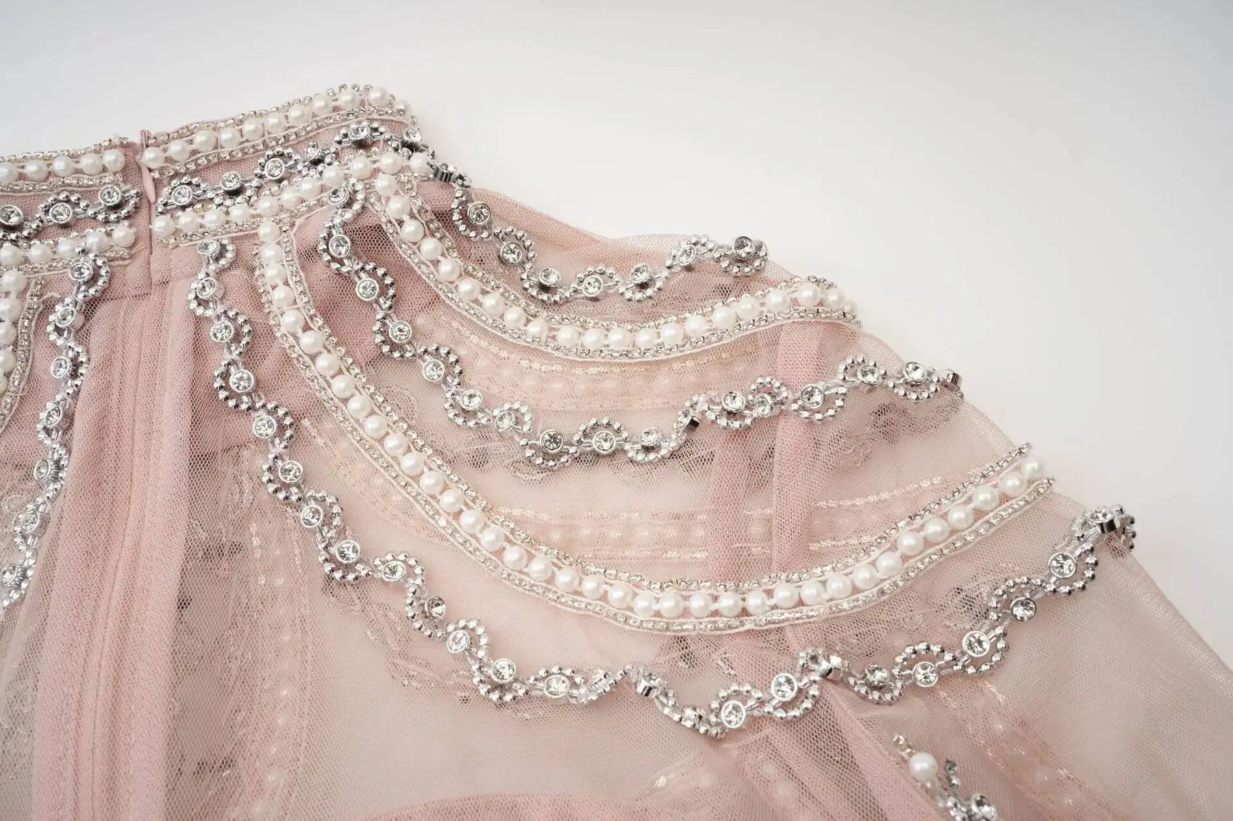 Vestido Longo - Luxo, com Bordado Feito à Mão e Saia em Camadas de Tule