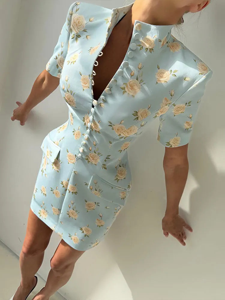 Vestido Curto Floral com Gola Alta, Acabamento Ondulado e Modelagem Ajustada
