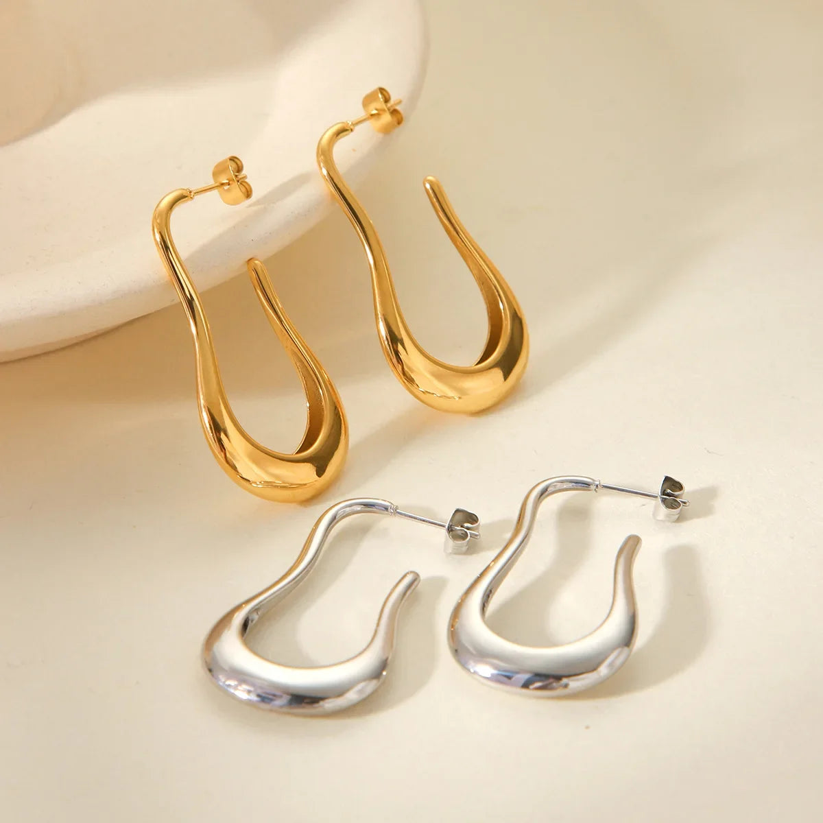 Brincos Argola Minimalista Dourada - Sofisticação Atemporal