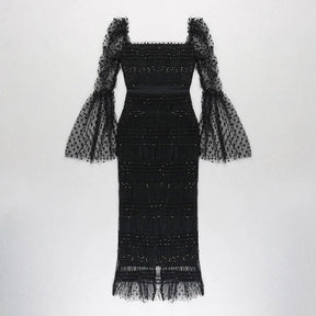 Vestido Longo Preto com Tule Translúcido, Decote Quadrado, Mangas Amplas e Cintura Marcada