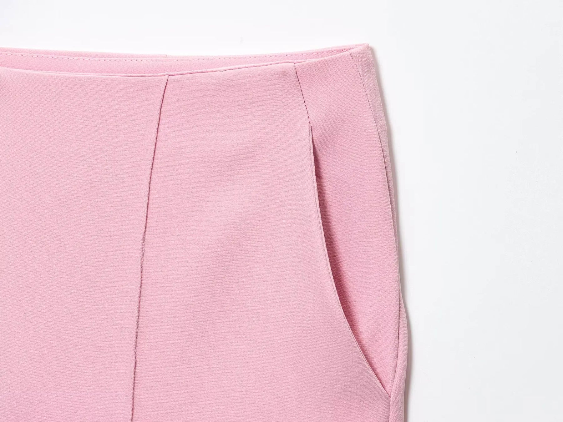 Colete Sem Mangas com Saia Curta ou Calça Flare, Estilo Moderno e Minimalista