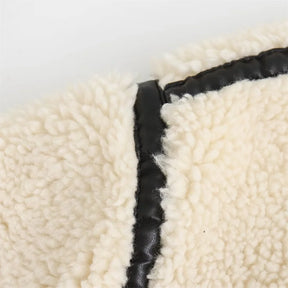 Jaqueta Feminina – Efeito Pele Sofisticado com Detalhes em Pelo