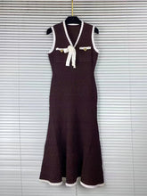 Vestido Mídi Decote V, Botões e Detalhe de Laço