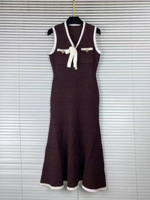 Vestido Mídi Decote V, Botões e Detalhe de Laço