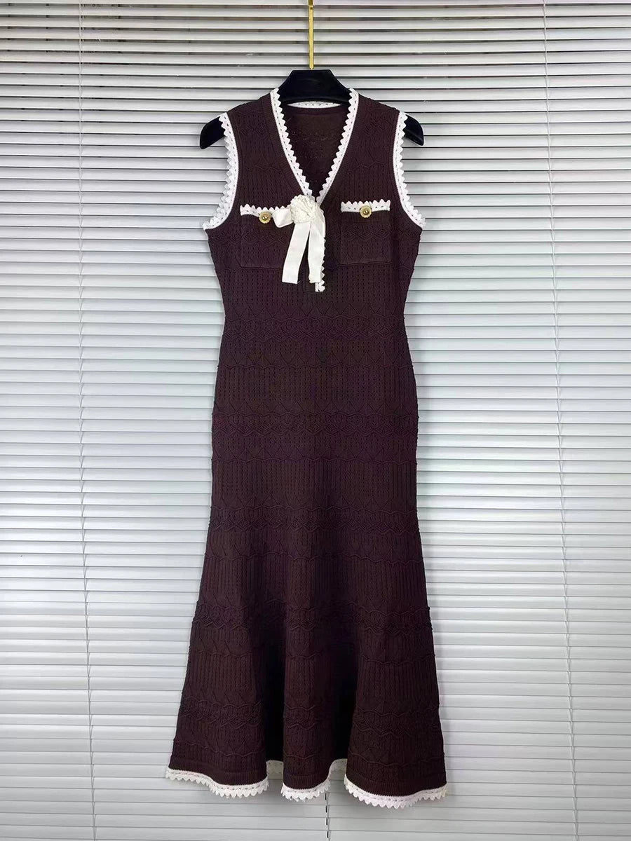 Vestido Mídi Decote V, Botões e Detalhe de Laço