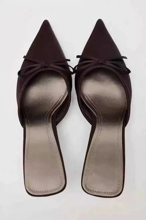 Sandália Mule em Cetim com Laço Escultural e Salto Elegante – Design Refinado para Looks Sofisticados
