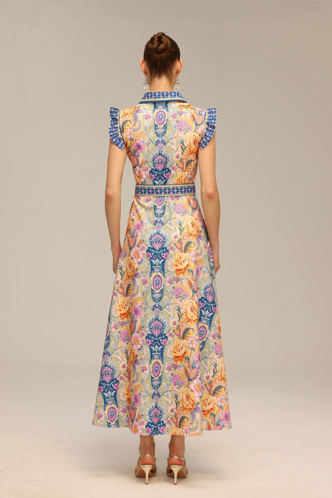 Vestido Elegante de Corte Clássico com Abotoamento Frontal e Caimento Impecável