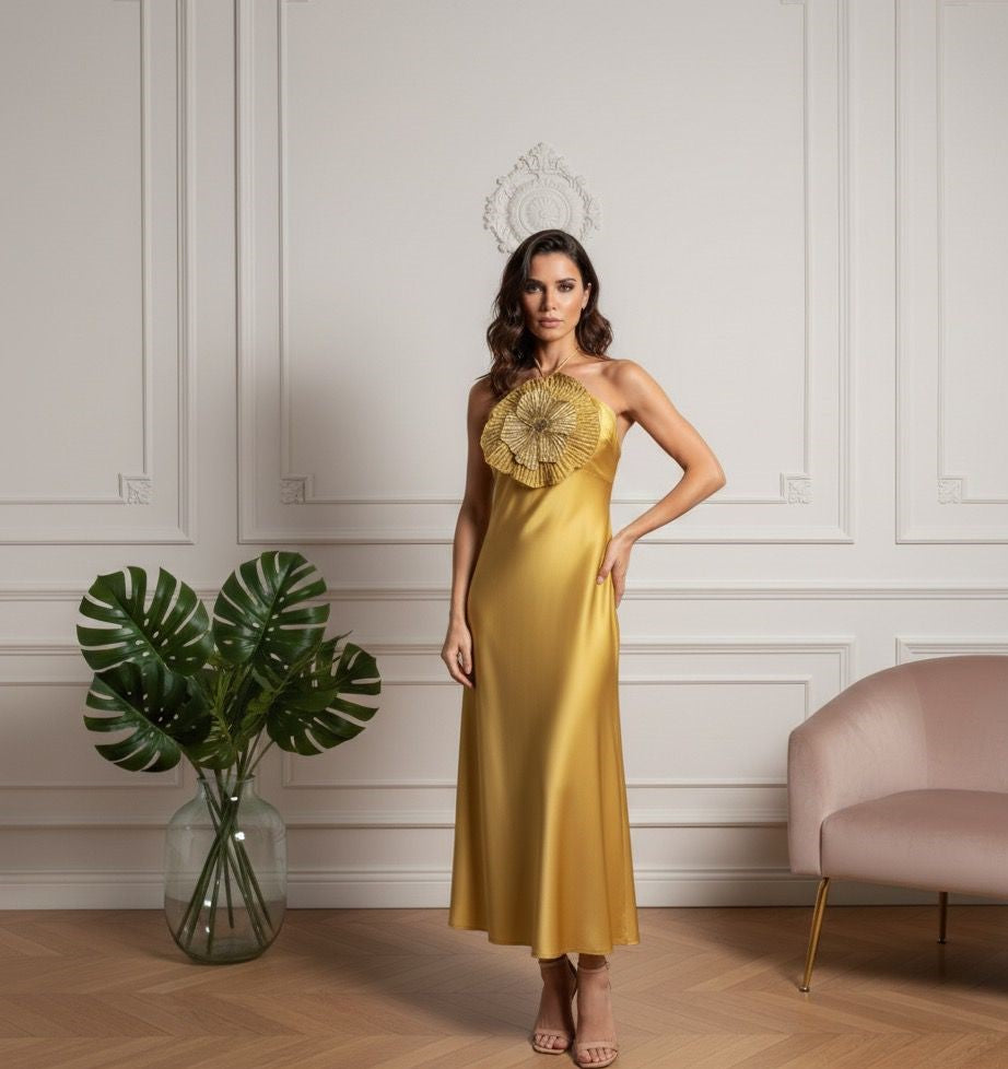 Vestido Longo Elegante com Detalhe de Flor Bordado a Mão