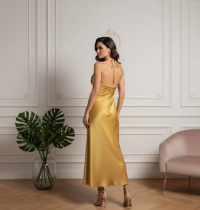Vestido Longo Elegante com Detalhe de Flor Bordado a Mão