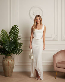 Conjunto Longo Elegante com Sobreposição em Renda Delicada