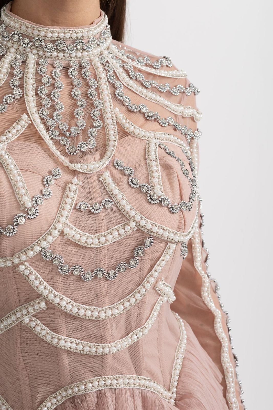 Vestido Longo - Luxo, com Bordado Feito à Mão e Saia em Camadas de Tule