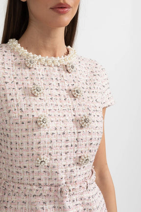 Vestido de Alfaiataria com Pedrarias Bordadas à Mão em Acabamento Sofisticado