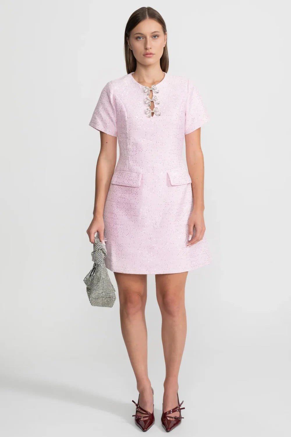 Vestido A-Linha com Laço e Pedrarias Bordadas à Mão – Elegância e Sofisticação