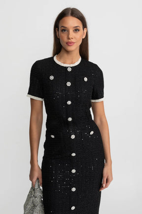 Vestido Preto Elegante com Pedrarias Bordadas à Mão e Cintura Marcada