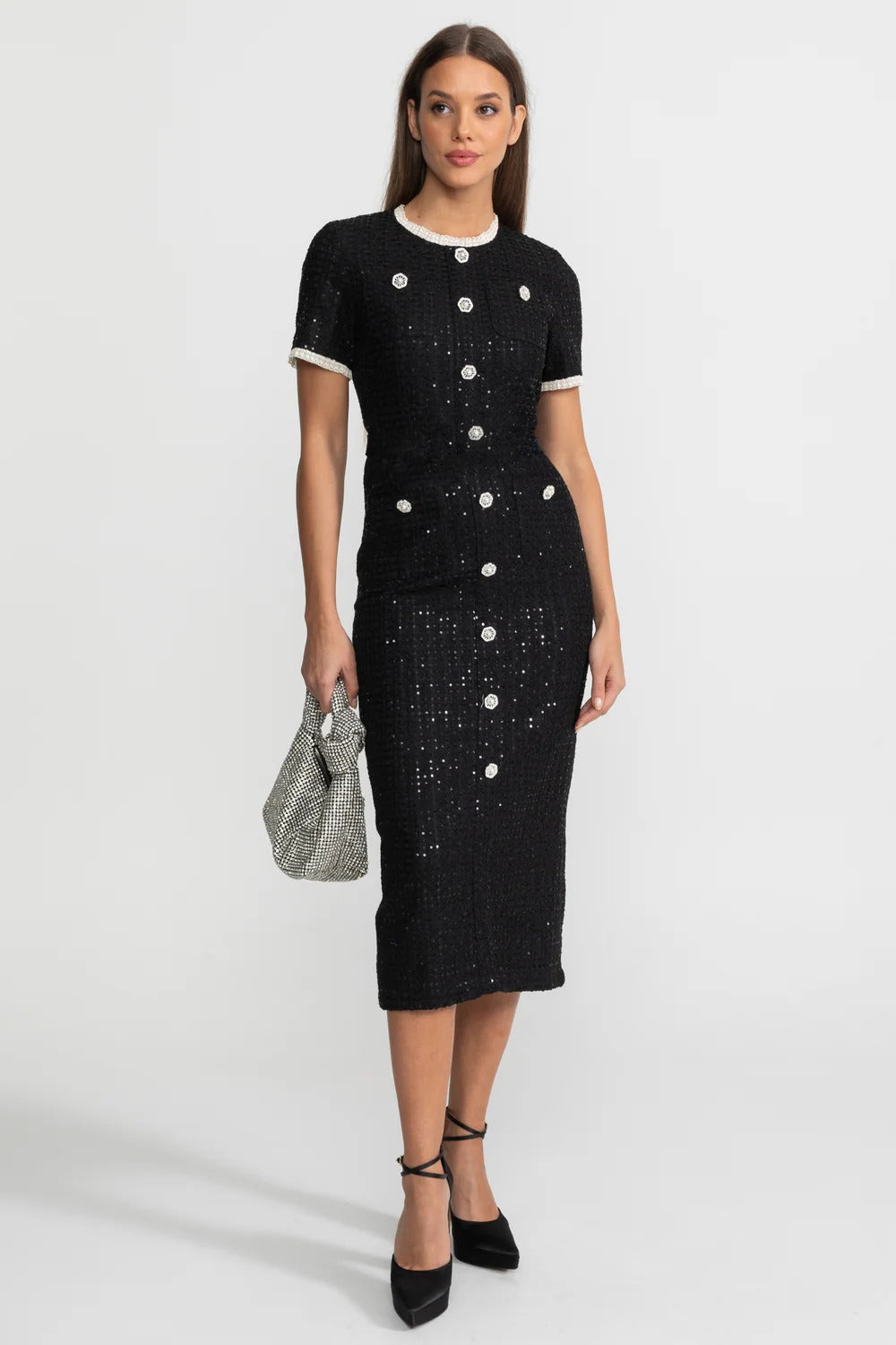 Vestido Preto Elegante com Pedrarias Bordadas à Mão e Cintura Marcada