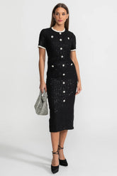Vestido Preto Elegante com Pedrarias Bordadas à Mão e Cintura Marcada