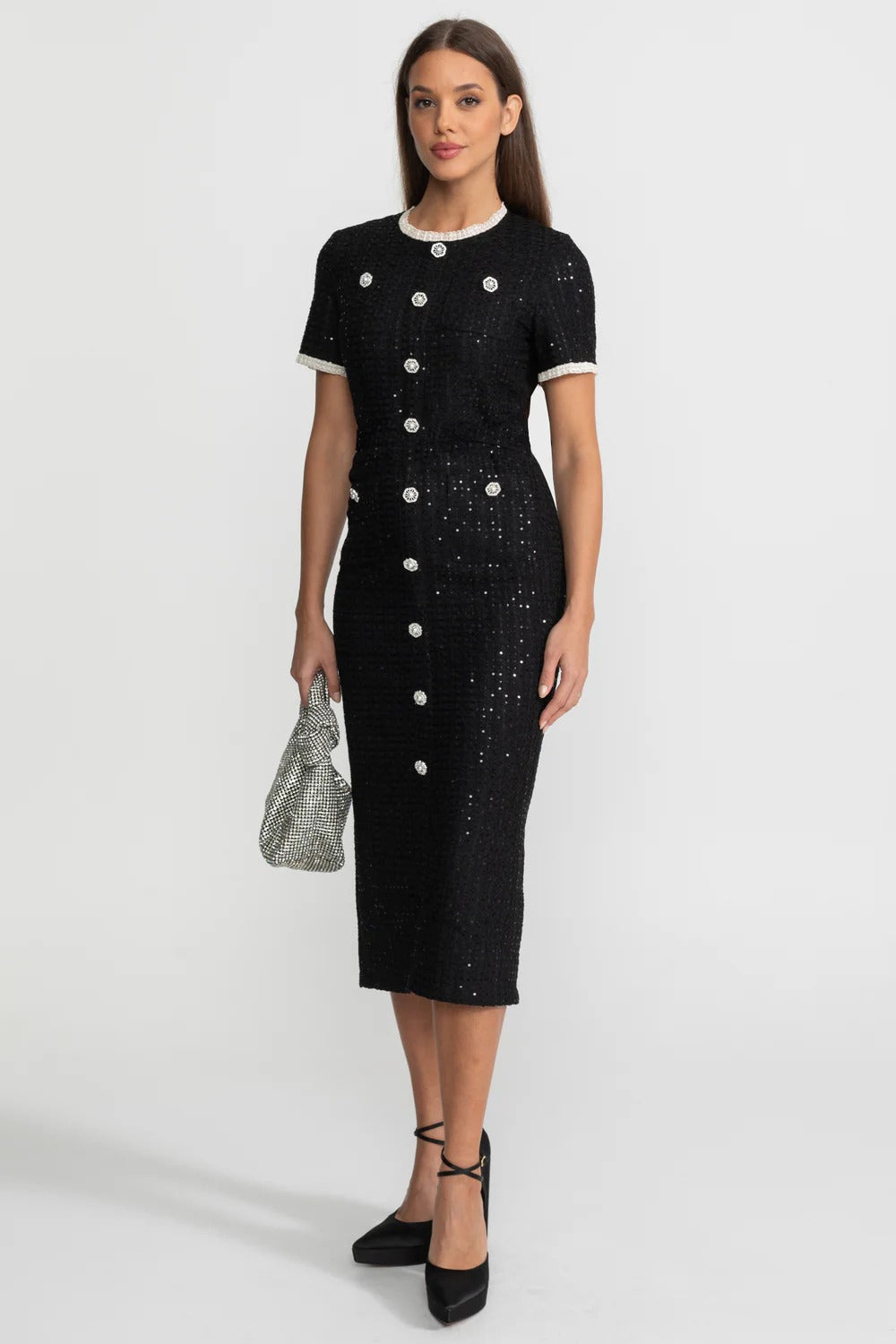 Vestido Preto Elegante com Pedrarias Bordadas à Mão e Cintura Marcada