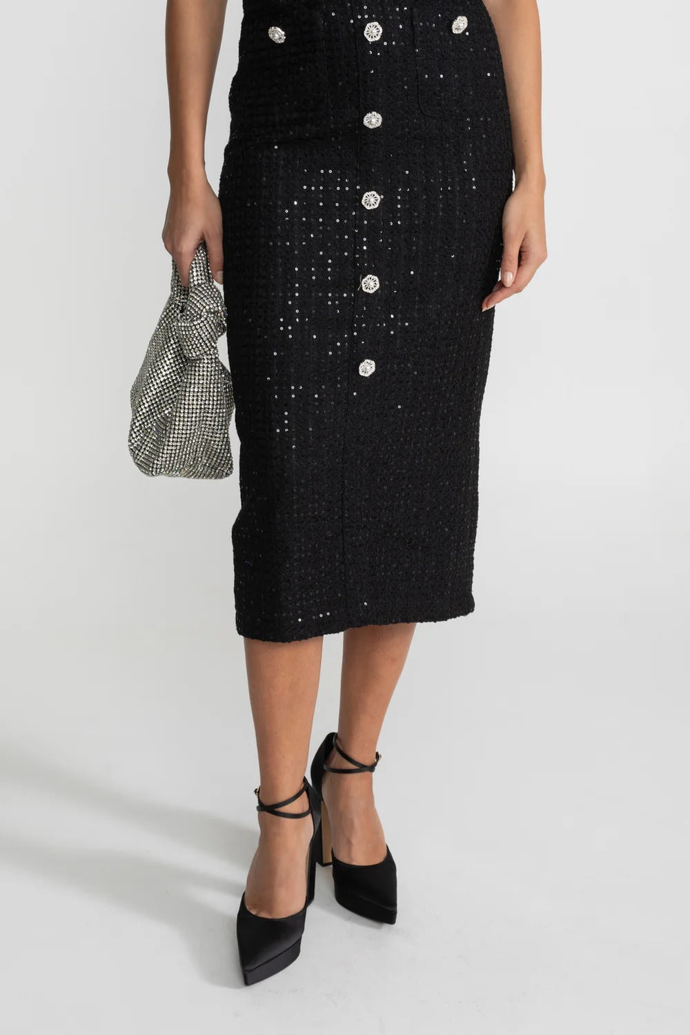 Vestido Preto Elegante com Pedrarias Bordadas à Mão e Cintura Marcada