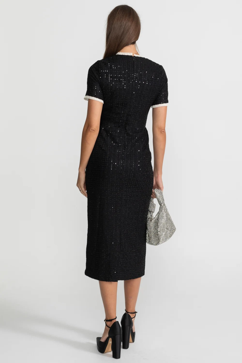 Vestido Preto Elegante com Pedrarias Bordadas à Mão e Cintura Marcada