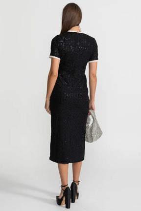 Vestido Preto Elegante com Pedrarias Bordadas à Mão e Cintura Marcada