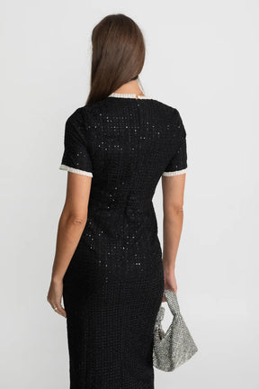 Vestido Preto Elegante com Pedrarias Bordadas à Mão e Cintura Marcada
