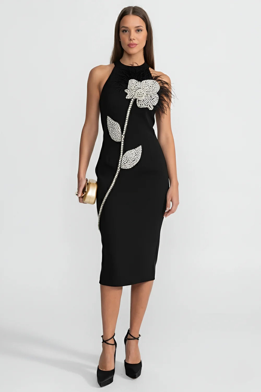 Vestido Midi Halter com Bordados à Mão e Plumas – Elegância Ícone de Festa