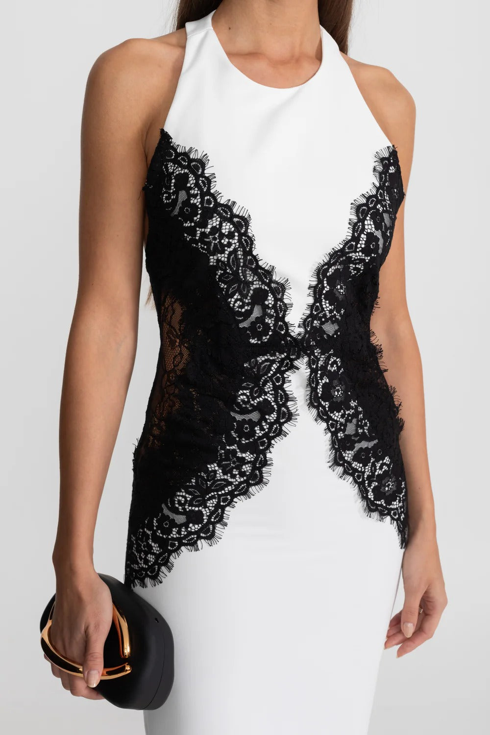 Vestido Elegante Halter com Renda Aplicada e Caimento Nobre