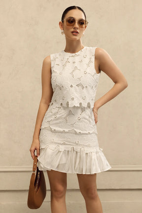 Vestido de Renda Leve com Design Clássico e Elegância Natural