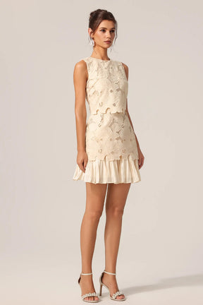 Vestido de Renda Leve com Design Clássico e Elegância Natural